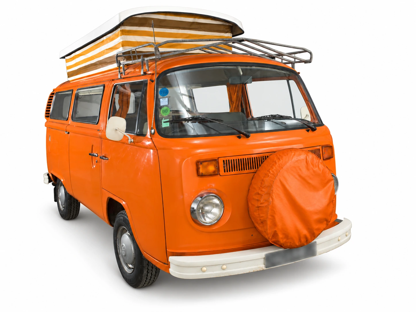 Le Volkswagen Combi T2B orange proposé à la vente, avec son toit Devon relevé
